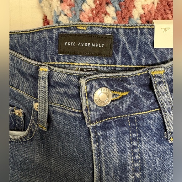 Free Assembly “The Full Wide Straight” Blue Jeans size 6 - Picture 5 of 9
